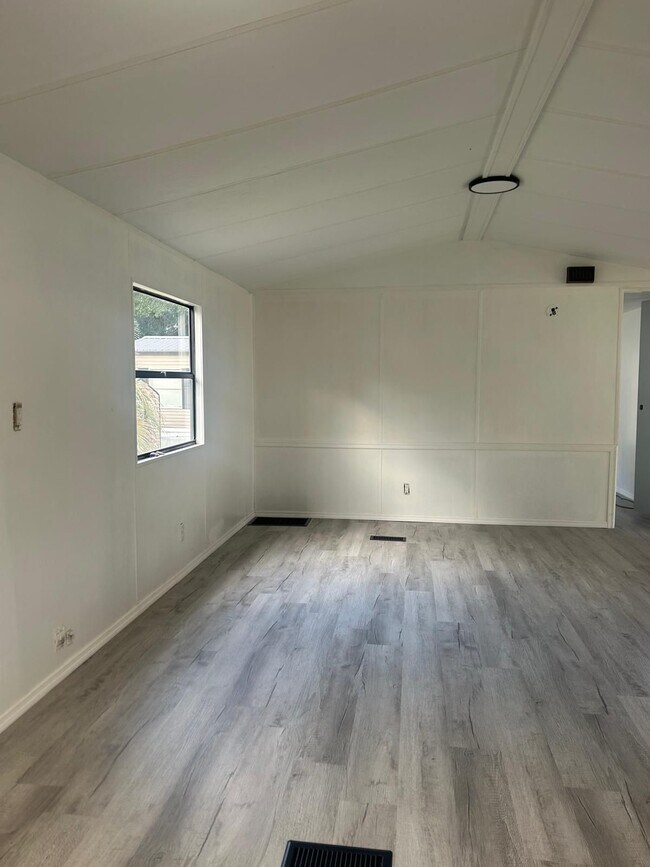 SALA DE ESTAR - 8834 SE 144th St