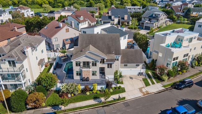 Building Photo - 7600 Bayshore Dr