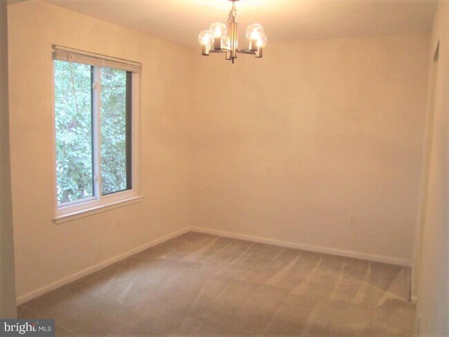 Building Photo - Spacious 2-bedroom unit