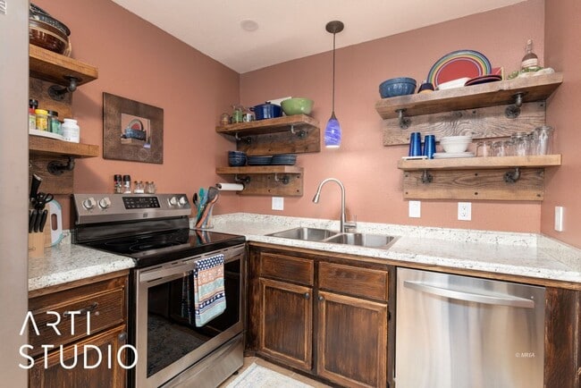 Foto del edificio - Beautiful 2-bedroom 2-bathroom upstairs un...
