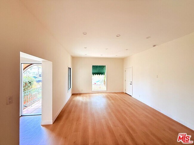 Foto del edificio - 6132 Whitsett Ave