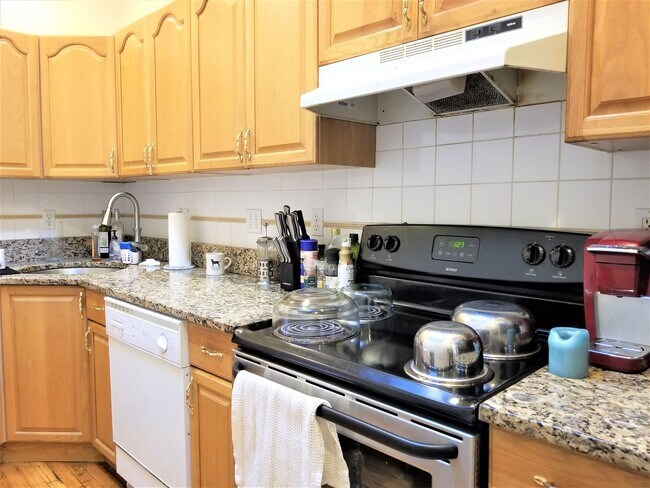 Foto del edificio - Spacious 3 Bed / 2 Bath in Prime Brookline — Heat & Hot Water Included | Cats OK | Broker Fee Pai...