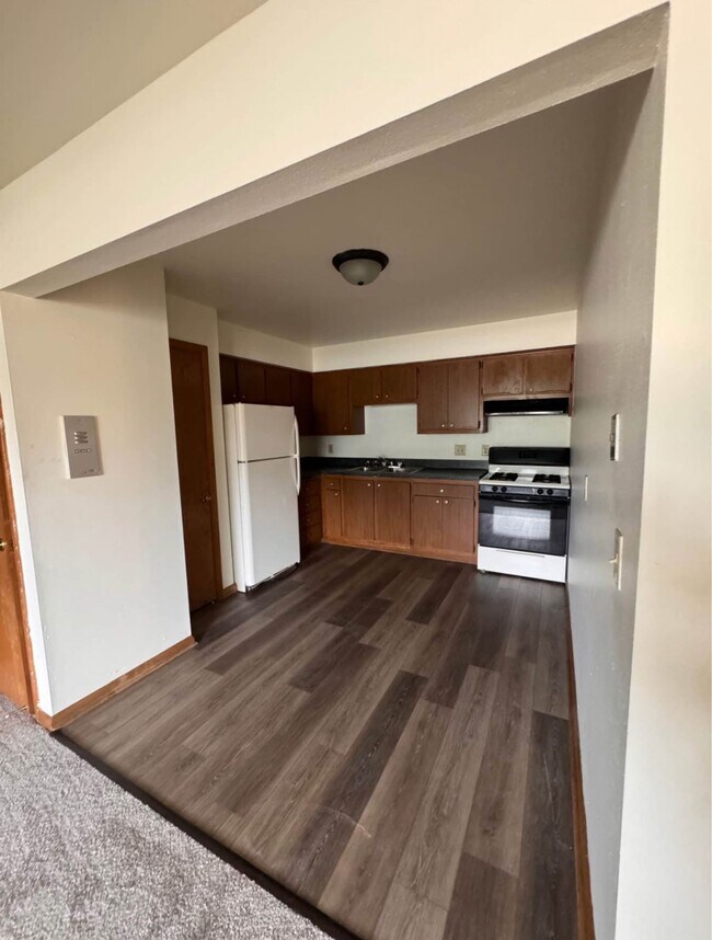 Foto del edificio - Huge 2 Bedroom Apartment Available Now