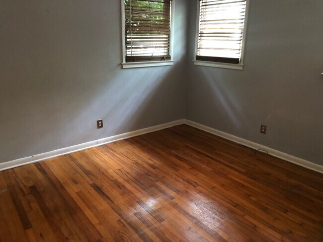 Foto del edificio - 4 Bed/ 2 bath House with Fenced Yard!! Available August 2026!