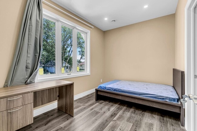 Building Photo - 709 Bridge Av