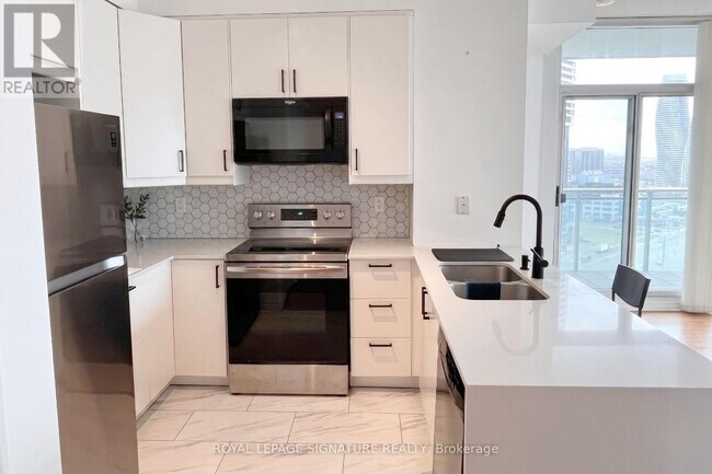 Photo du bâtiment - 220 Burnhamthorpe Rd W