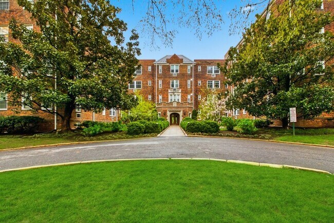 Foto del edificio - Spacious 1BR/1BA in Fabulous Cathedral Heights neighborhood!