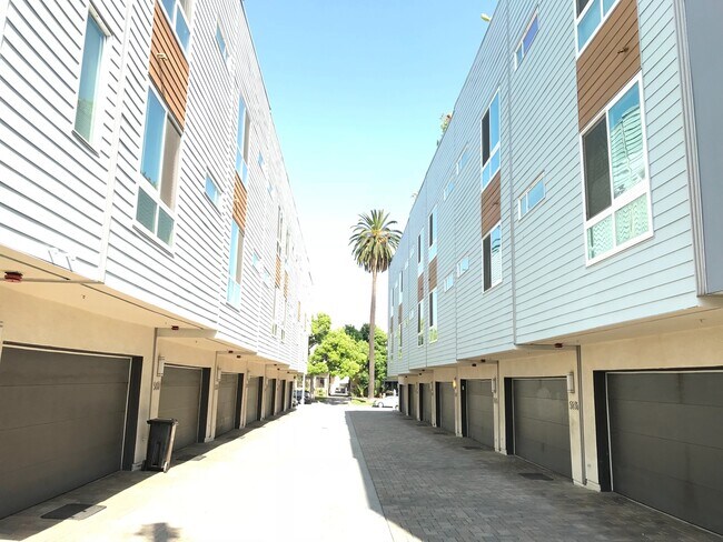 Building Photo - Modern Home in Hollywood with 2-Bedrooms, 3 Baths, 2-Car Attached Garage, and Private Rooftop Deck