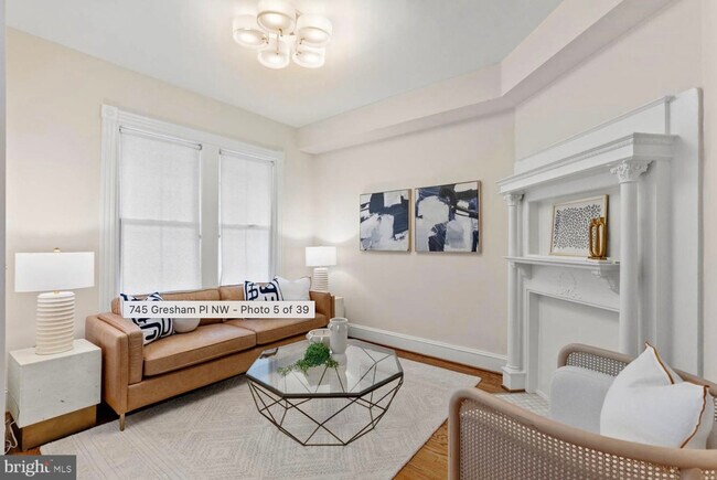 Foto del edificio - 745 Gresham Pl NW