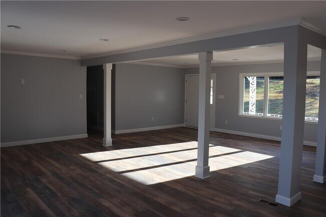Building Photo - 736 Woodlake Rd