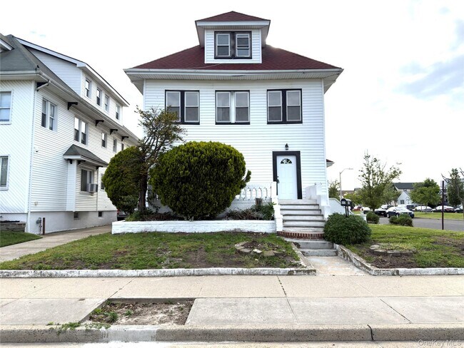 Foto del edificio - 517 Laurelton Blvd
