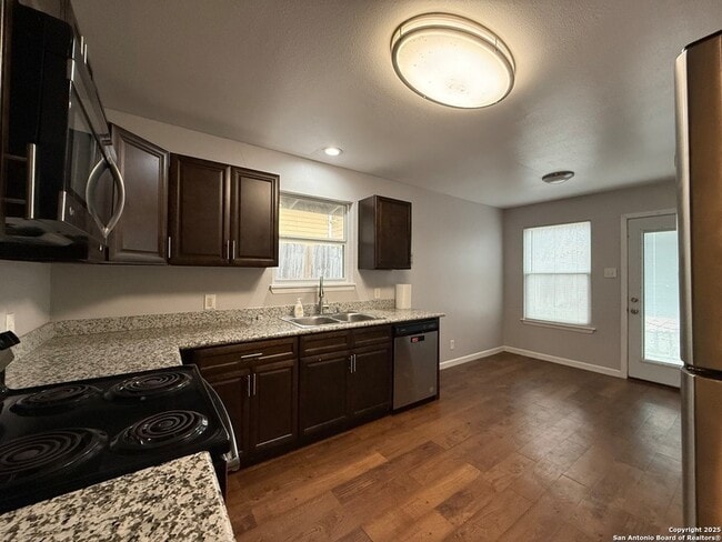 Building Photo - 516 Westwood Dr