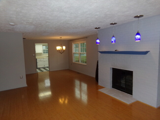 Building Photo - Updated 3 Bed 2.5 Bath Centerville Condo