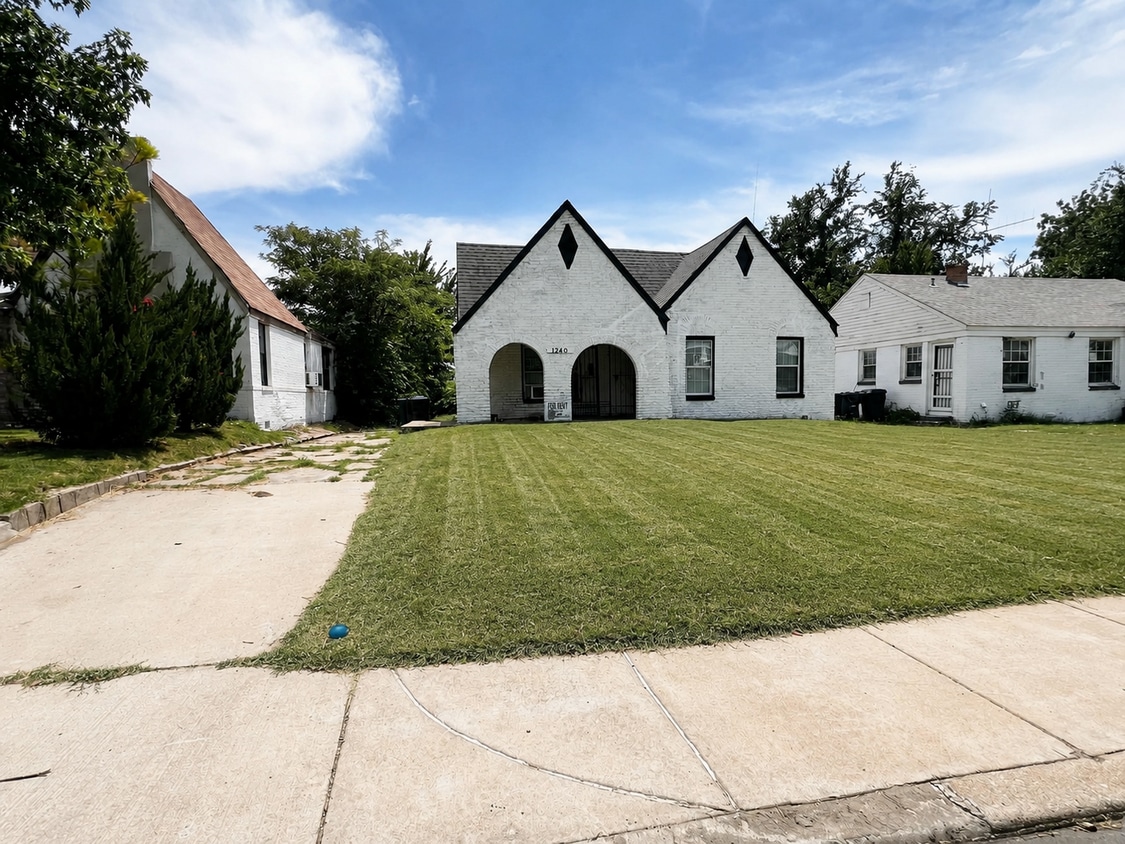 Huge 2 bed 1 bath - Huge 2 bed 1 bath