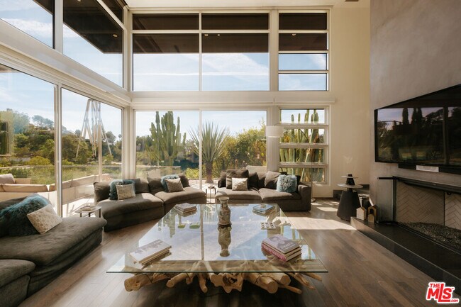 Foto del edificio - 2651 Nichols Canyon Rd