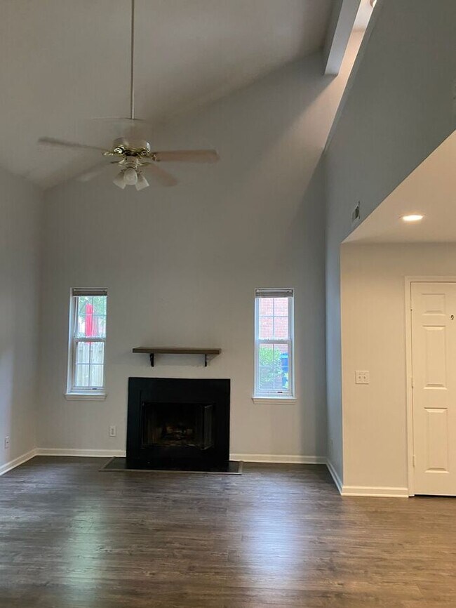 Foto del edificio - Village Square Off Market St/Kerr Ave 3BR,...