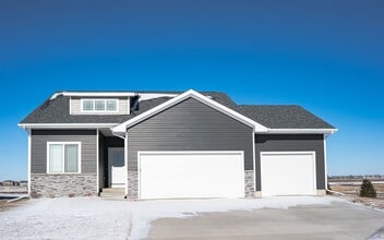 Building Photo - 615 SE Tallgrass Ln