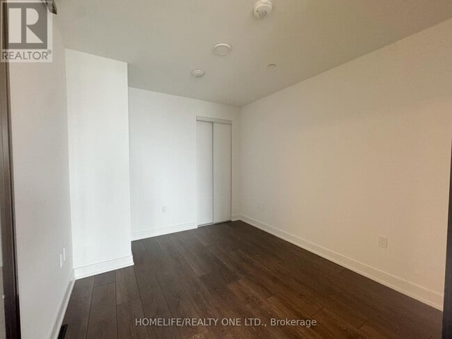 Building Photo - 758 Dovercourt Rd