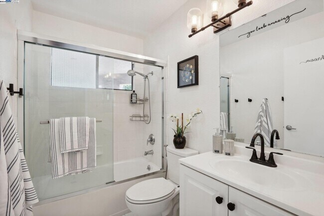 Building Photo - 39152 Guardino Dr