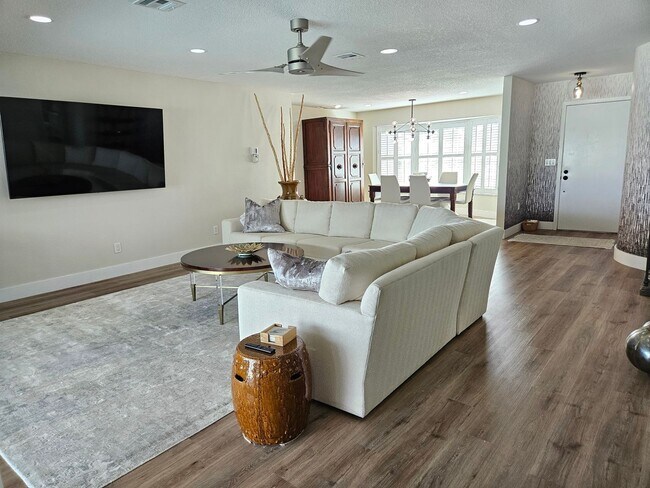 Foto del edificio - Annual Rental or 6+ month option - FURNISHED or UNFURNISHED HEATED POOL HOME. Gorgeous 3 Bedroom,...