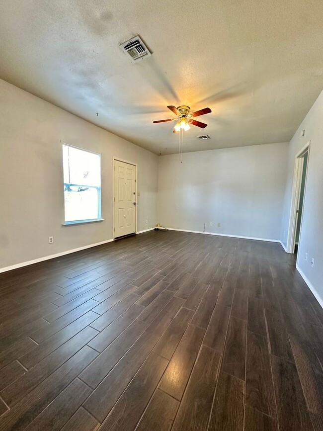 Building Photo - Spacious 1-Bedroom Apartment Available to ...
