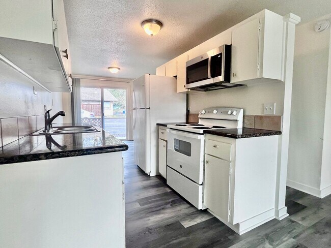 Foto del edificio - BRIGHT AND CLEAN GRESHAM TRIPLEX!! UPGRADED & CLOSE TO EVERYTHING!!