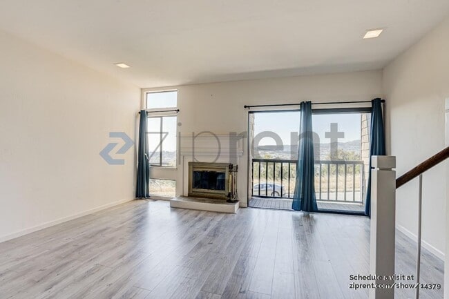 Building Photo - Unit