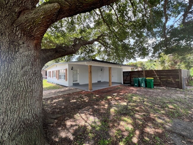 Foto del edificio - 1221 Cypress Ln