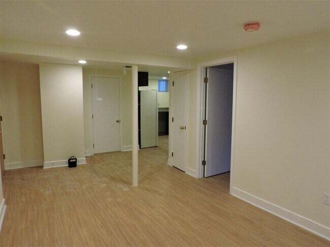 Building Photo - 32 Chatham St