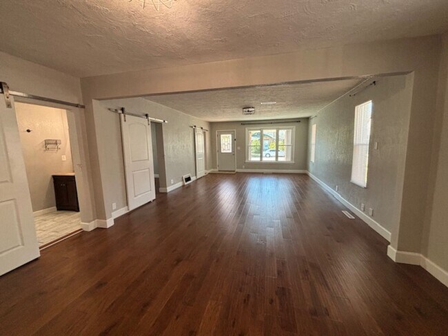 Foto del edificio - Adorable 4 Bedroom 2 Bathroom Single Famil...