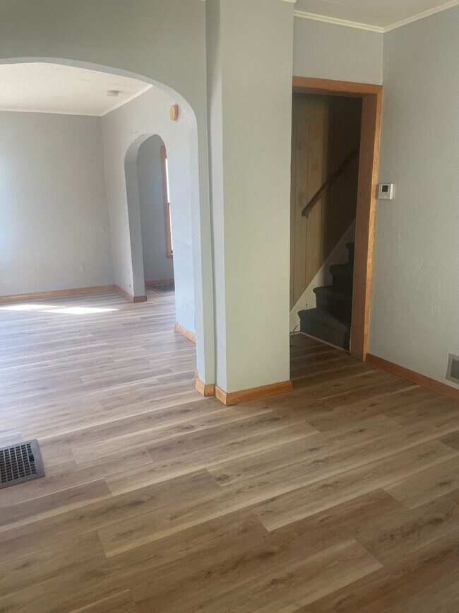 Building Photo - ! HALF OFF FIRST MONTHS RENT SPECIAL ! 2 Bed 1 Bath Single Family Home - Includes Garage