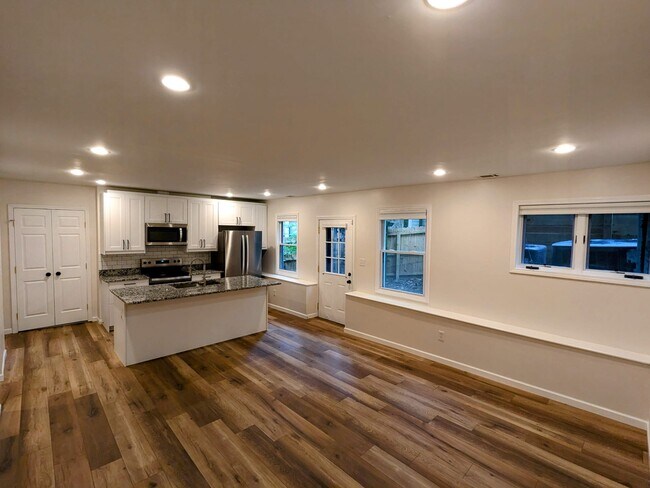Building Photo - 762 Vedado Way NE