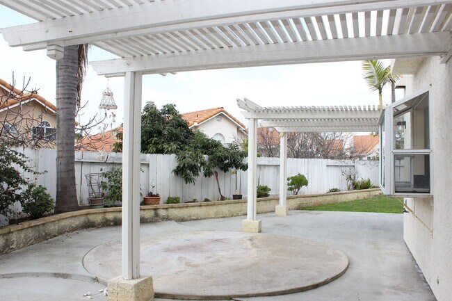 Building Photo - Spacious 4B/3BA House w/ Upgraded Kitchen,...