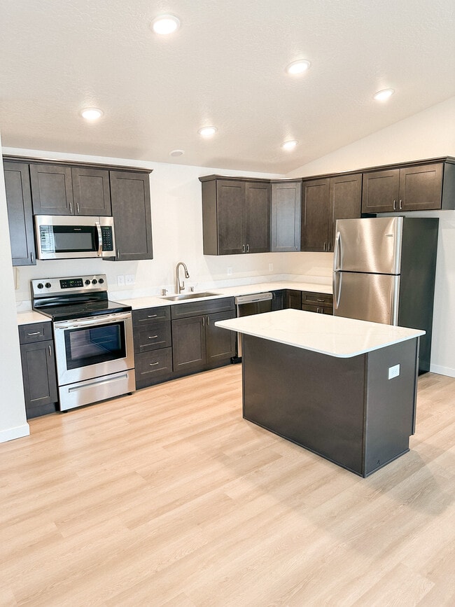 3 bdrm - Kitchen - 13610 E Broadway Ave