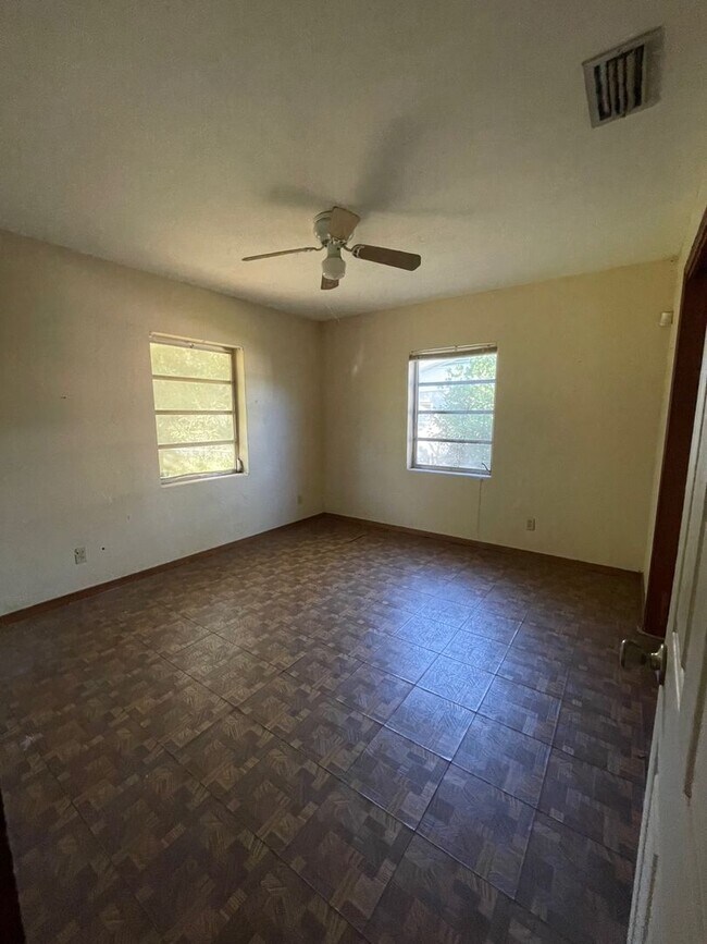 Foto del edificio - 2 Bed 1 Bath Home | Carport | Pet Friendly with Fenced Yard | Washer Dryer Hook Ups | Section 8 W...