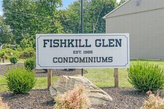 Building Photo - 8 Fishkill Glen Dr