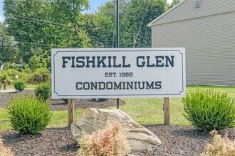 Building Photo - 8 Fishkill Glen Dr