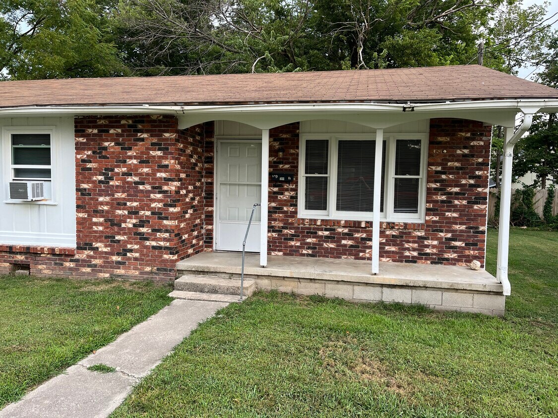 Primary Photo - 119 W Maupin