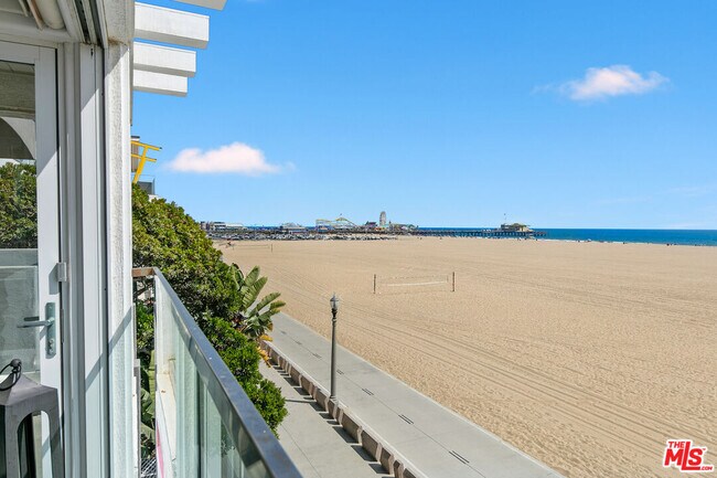 Foto del edificio - 1341 Palisades Beach Rd