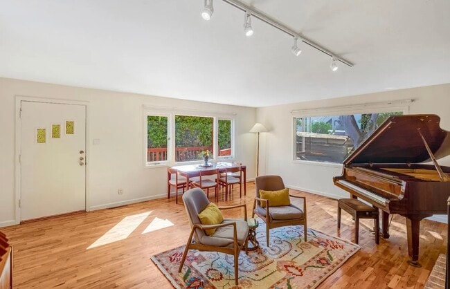 Building Photo - House For Rent