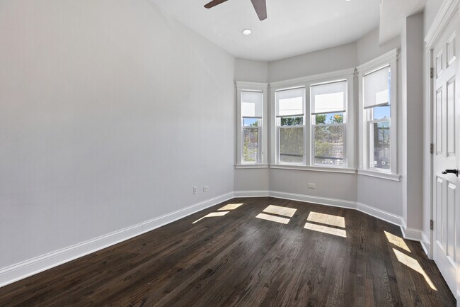 Foto del edificio - 2338 W Fullerton Ave
