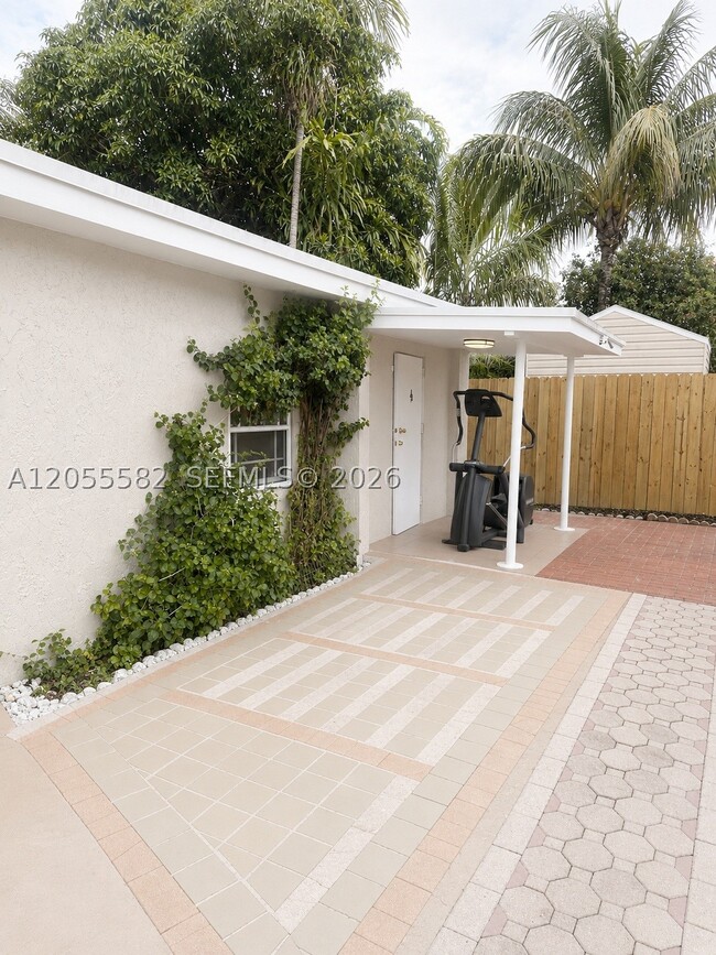 Building Photo - 2021 SW 57th Ct