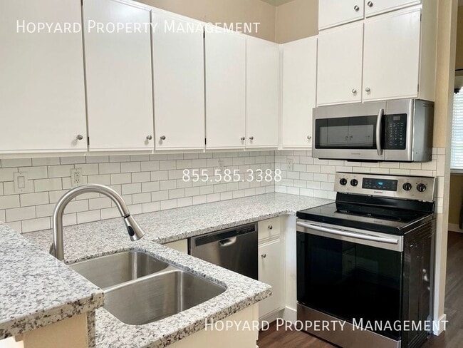 Building Photo - Bright Dual Master Suite Townhouse in Down...