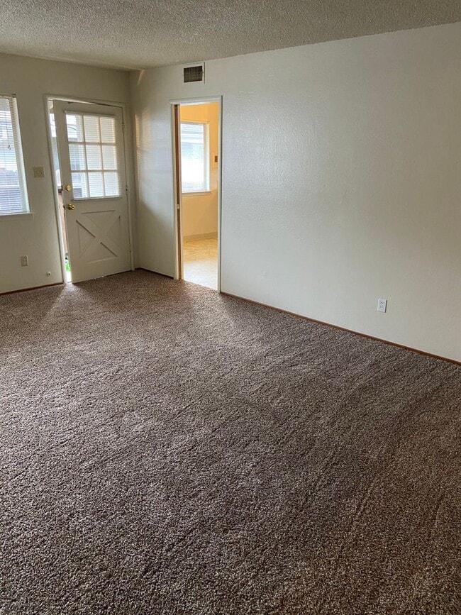 Building Photo - Duplex - 2 Bdrm 1 Bath Off Howe Avenue & F...