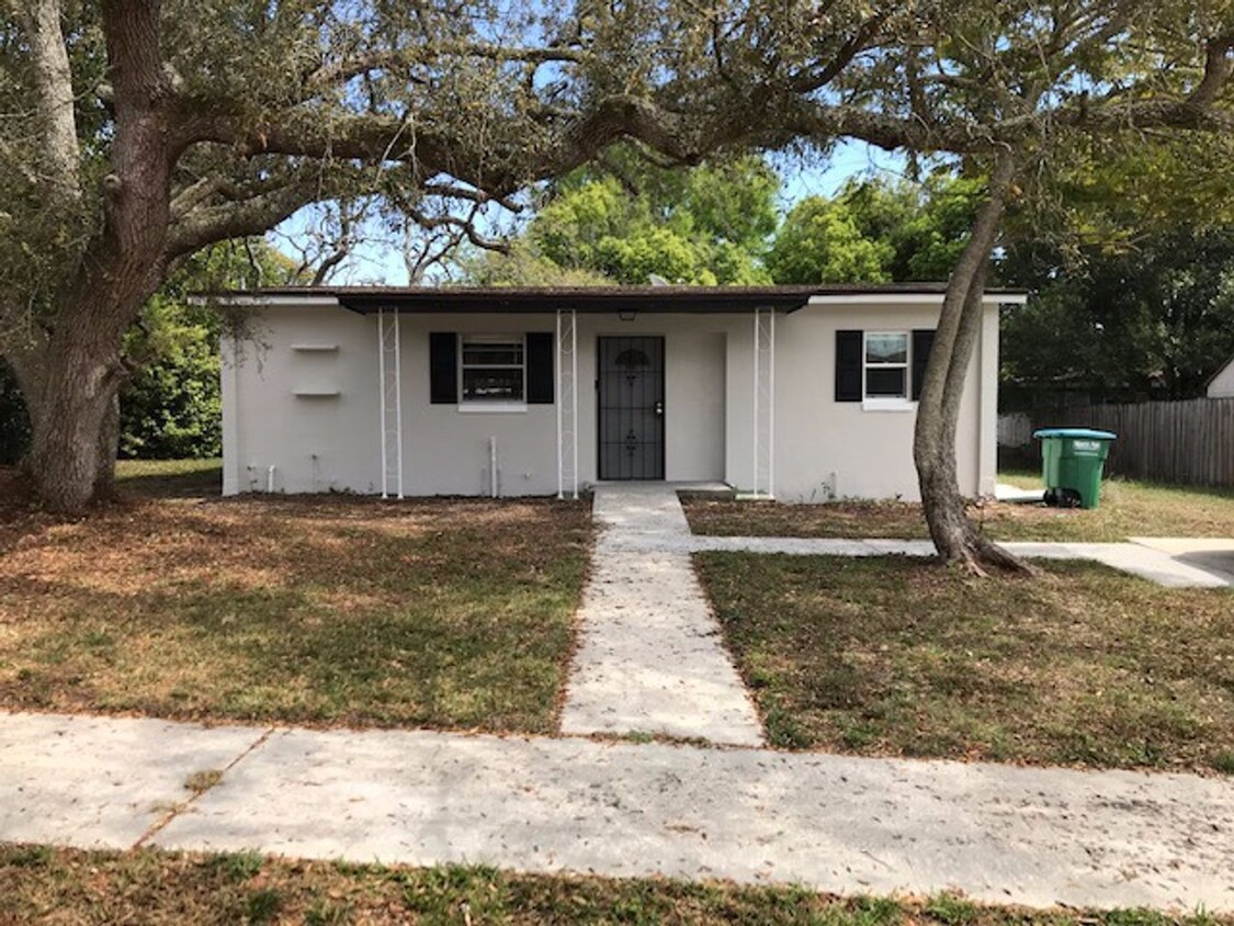 Foto principal - 2 Bed 1 Bath Home Pet Friendly With Washer...