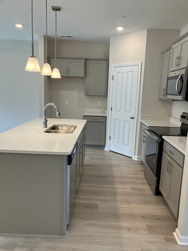 Foto del edificio - Nearly New 3BR/3BA Condo in Fairview