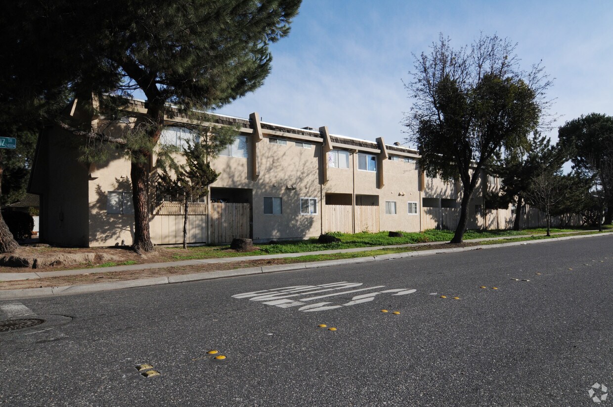 Building Photo - 1400 Floyd Ave