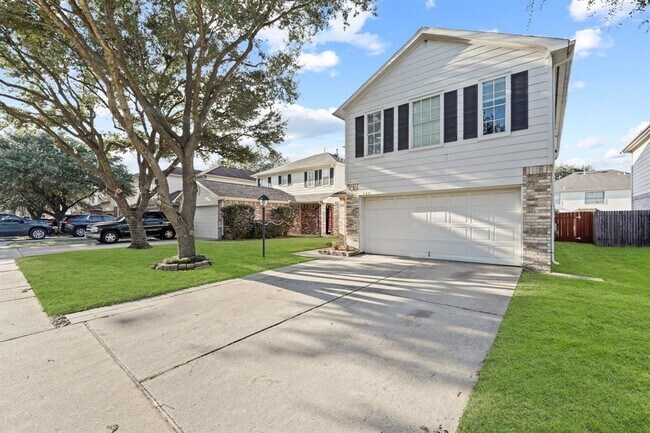 Building Photo - 735 N Oak Dr