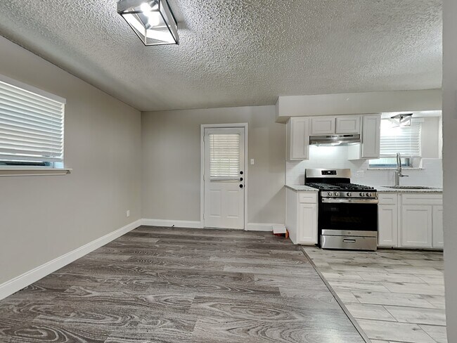 Building Photo - 3509 Bahamas Dr