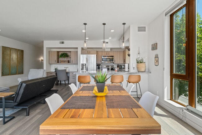 Foto del edificio - 2220 W Woodin Ave